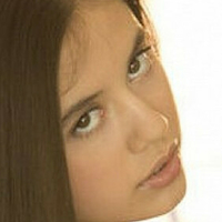 Brunette Lucy Desnuda