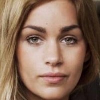 Elisa Bachir Bey Desnuda