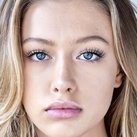 Logan Riley Hassel Desnuda
